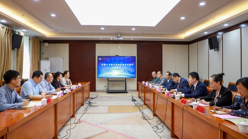 为了延长职业培训资格证书的有效期，持证人可以通过以下途径：